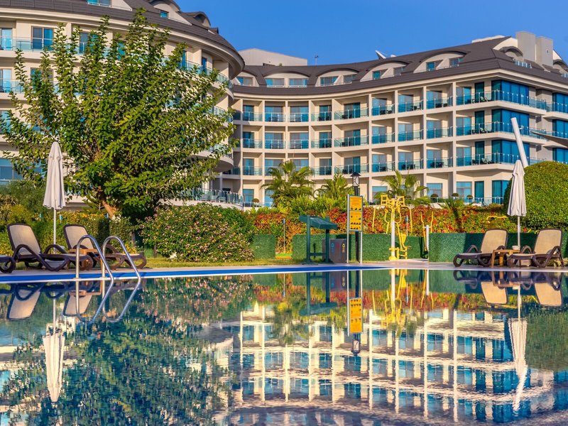 Commodore Elite Suites & Spa 11