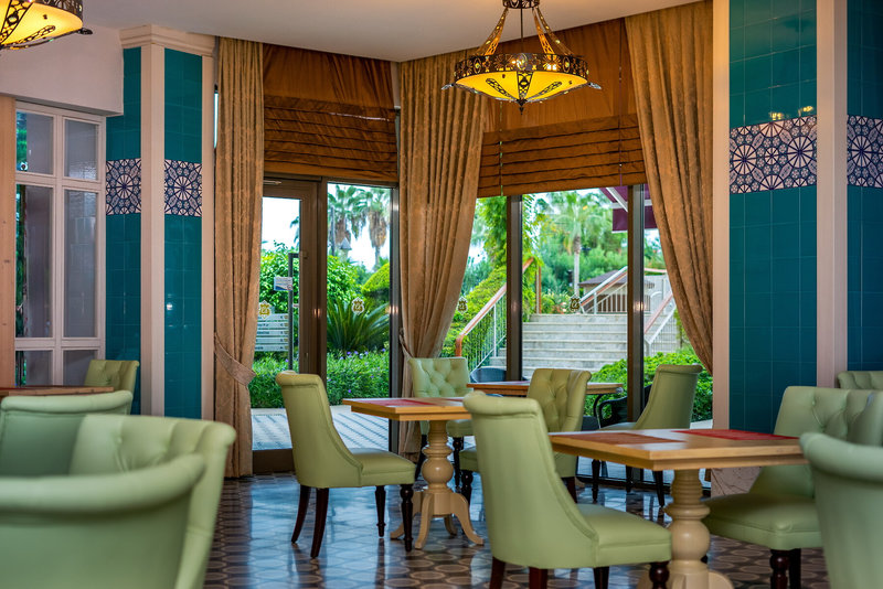 Commodore Elite Suites & Spa 9
