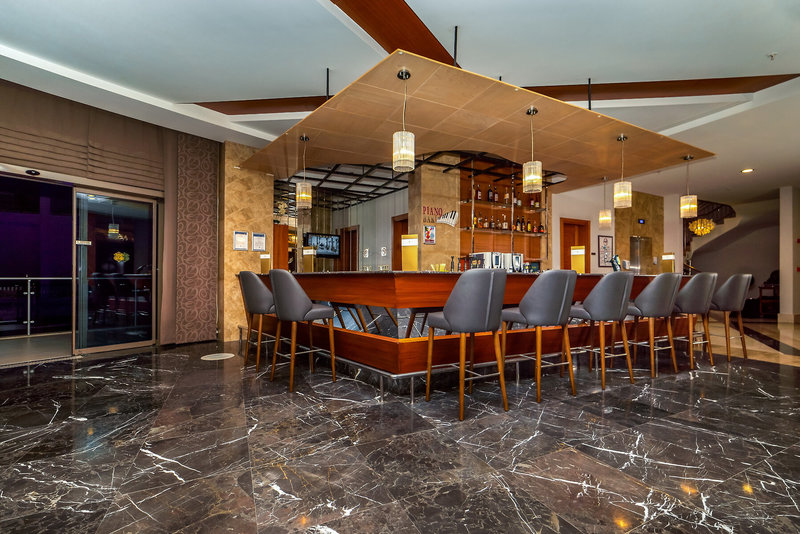Commodore Elite Suites & Spa 10