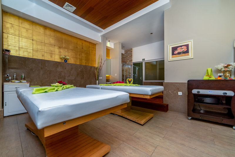 Commodore Elite Suites & Spa 14