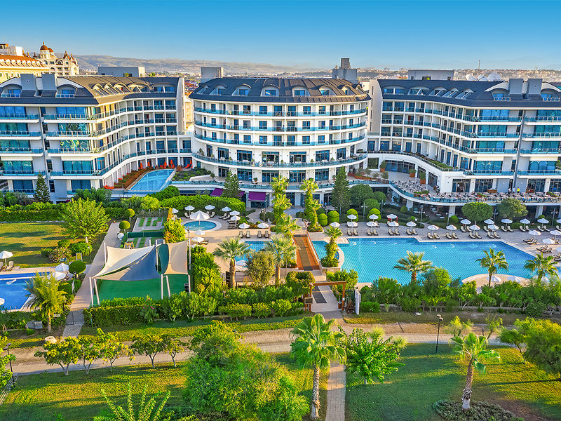 Commodore Elite Suites & Spa 8