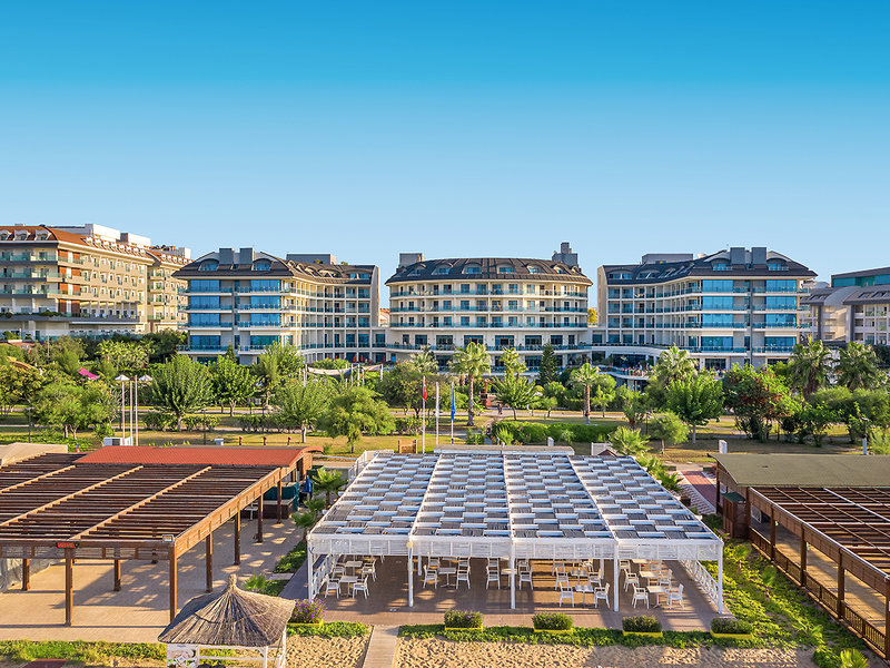 Commodore Elite Suites & Spa 9