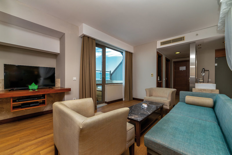 Commodore Elite Suites & Spa 6