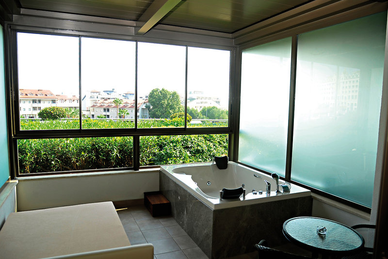 Commodore Elite Suites & Spa 8