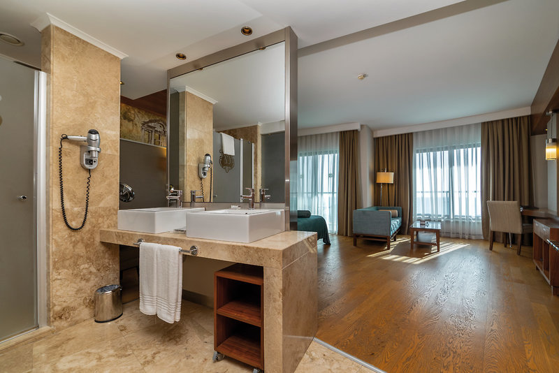 Commodore Elite Suites & Spa 9