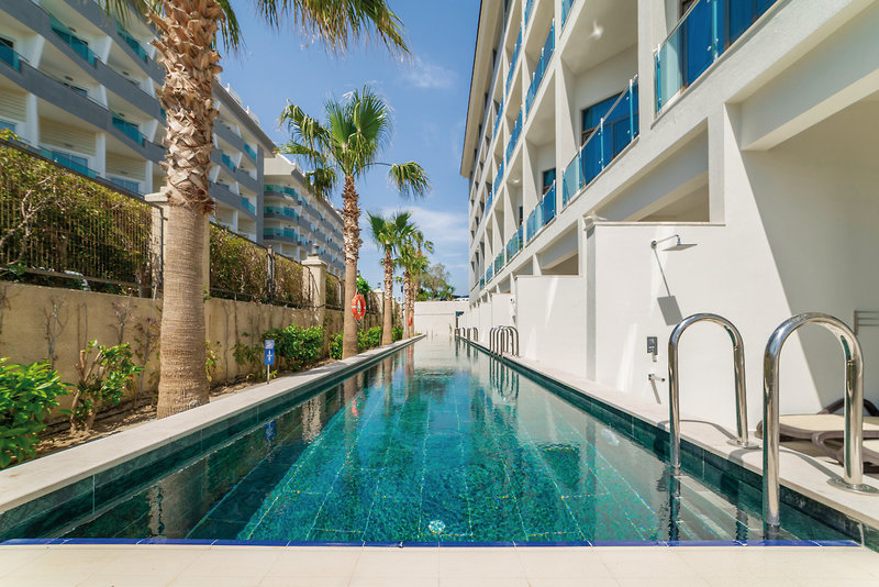 Commodore Elite Suites & Spa 11