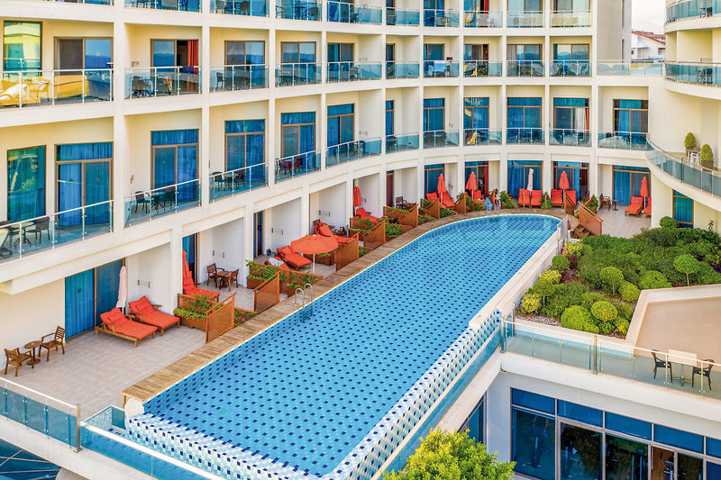 Commodore Elite Suites & Spa 12