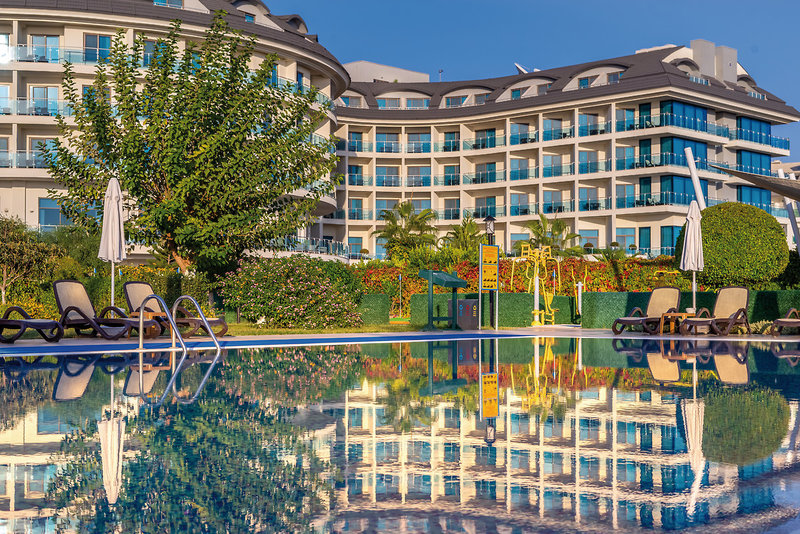 Commodore Elite Suites & Spa 14