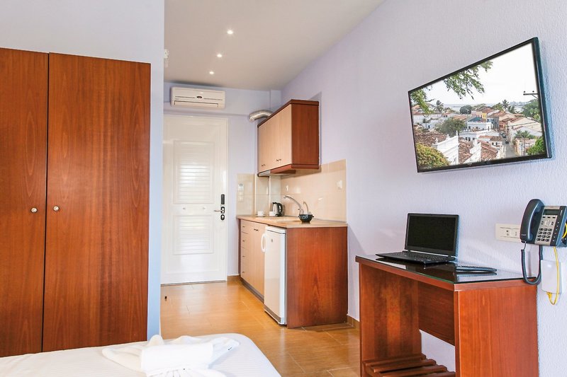 Royal Hotel & Apartments 13