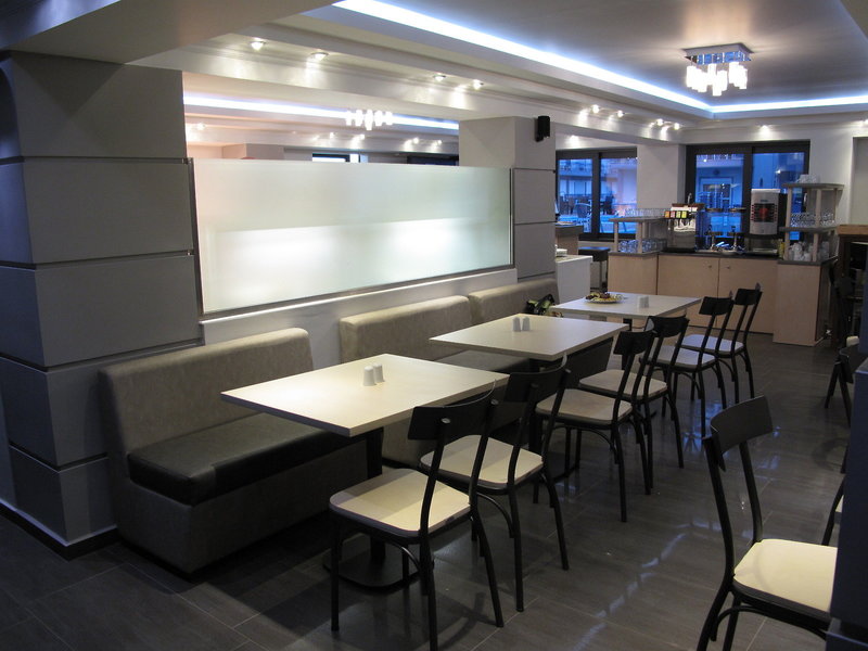 Royal Hotel and Suites 23