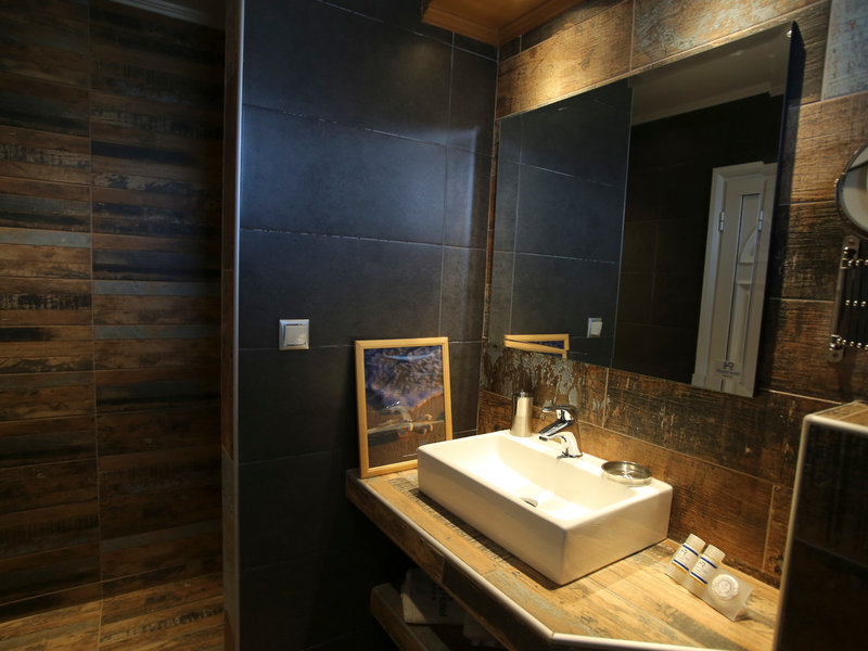 Royal Hotel and Suites 44