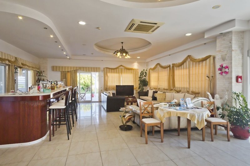 Royal Beach Hotel 10