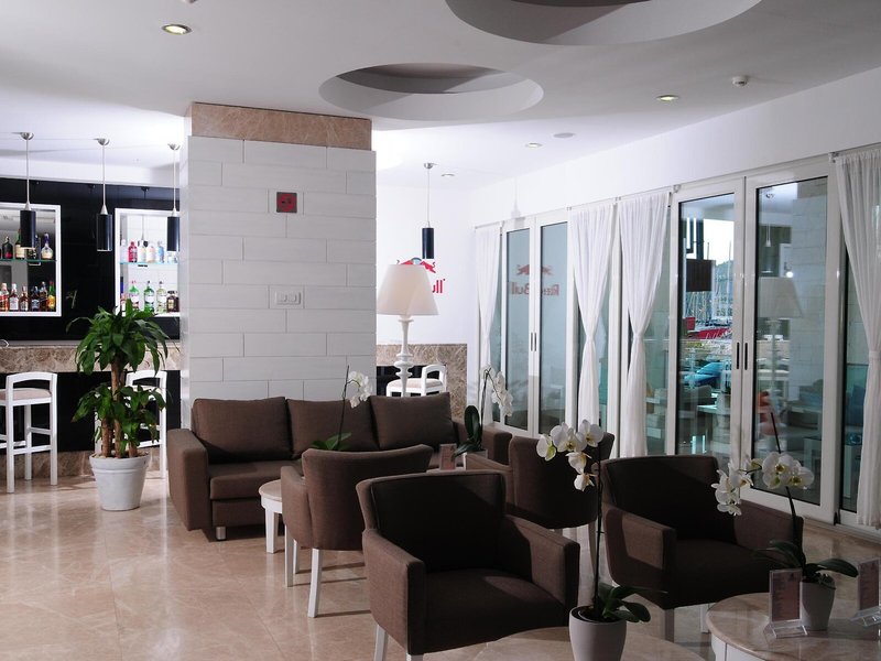 Alesta Yacht Hotel 9