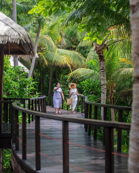 Dusit Thani Maldives 11