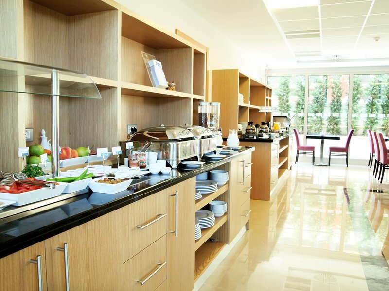 Holiday Inn Express Istanbul - Altunizade 12