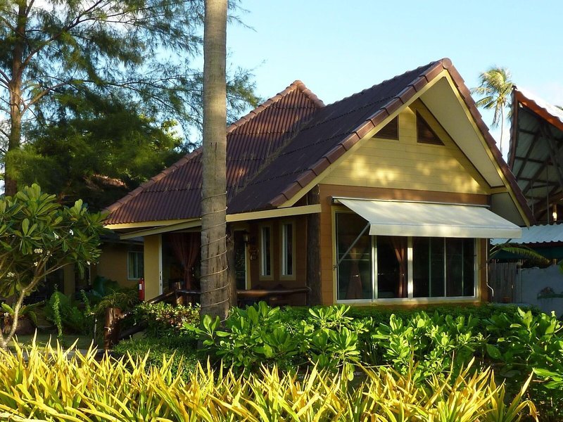 Lanta Castaway Beach Resort 3