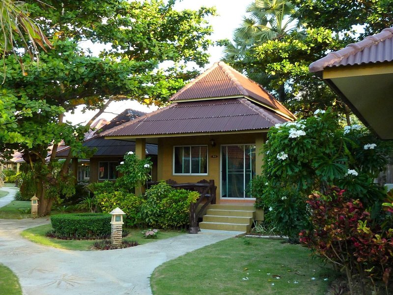 Lanta Castaway Beach Resort 4