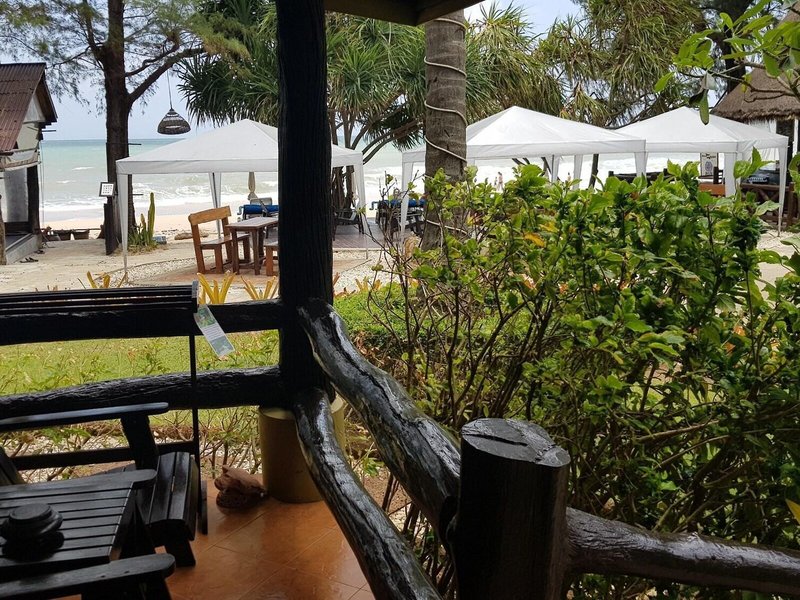 Lanta Castaway Beach Resort 13