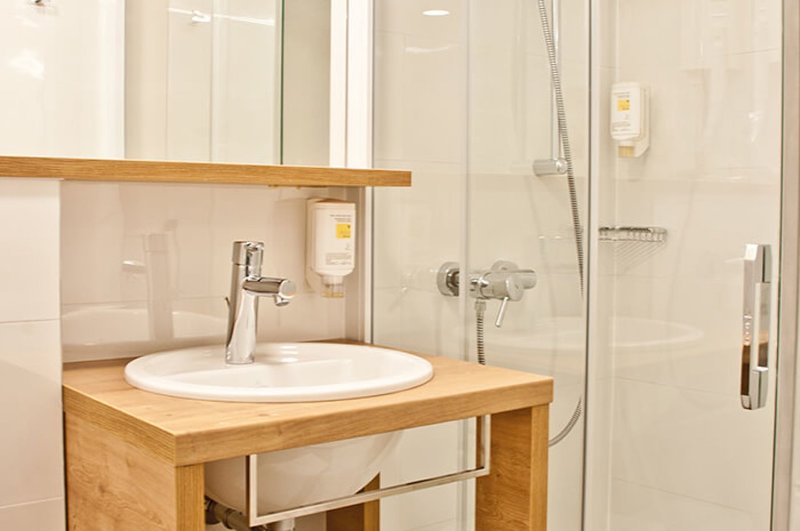 San Marino Sunny Resort by Valamar - Family Hotel Plaza 17 - Bathroom Example