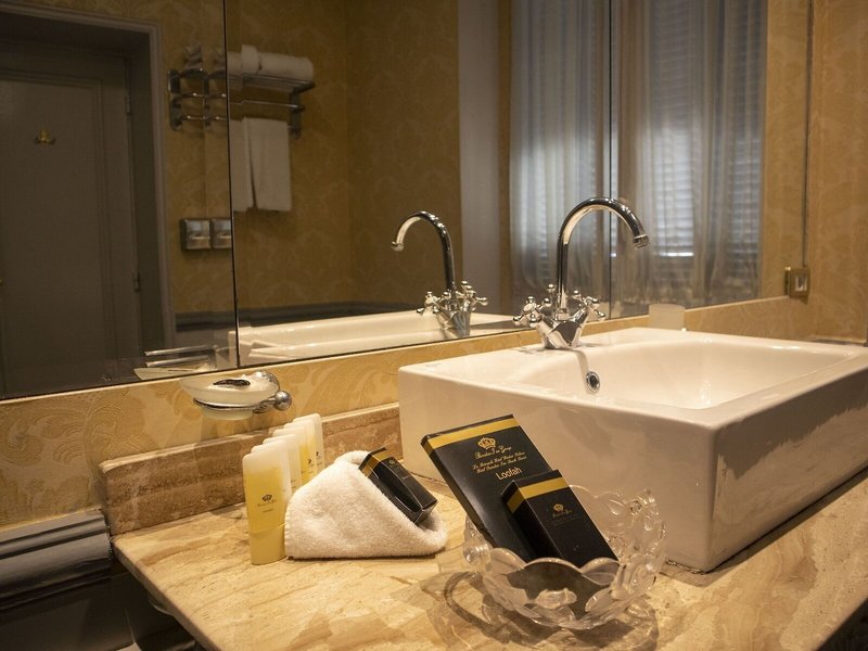 Le Metropole 33 - Bathroom Example