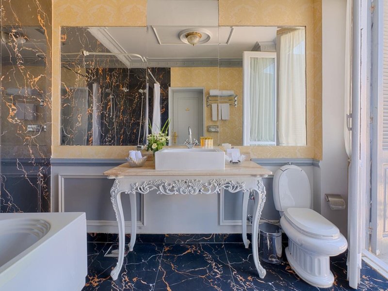 Le Metropole 34 - Bathroom Example