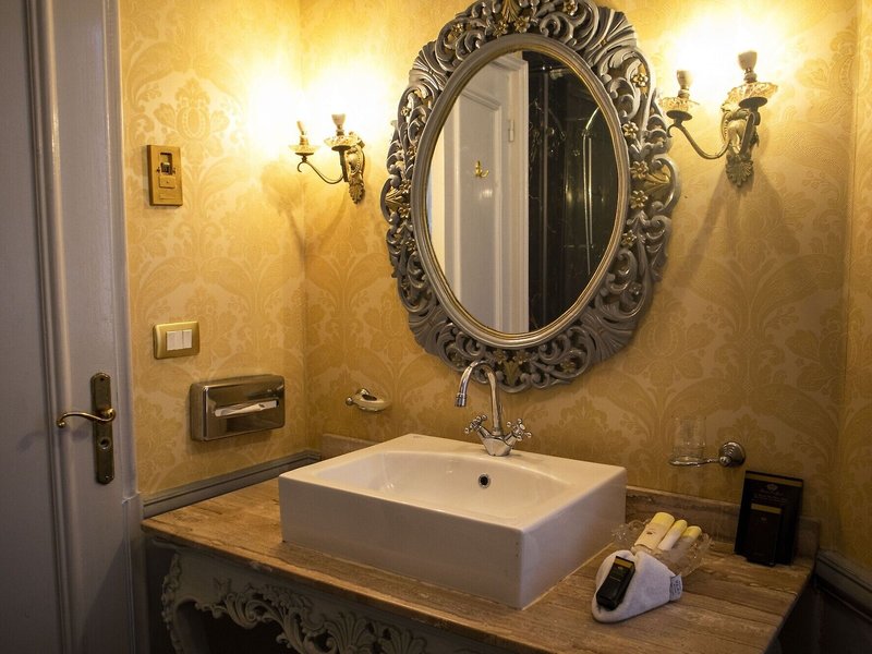 Le Metropole 44 - Bathroom Example