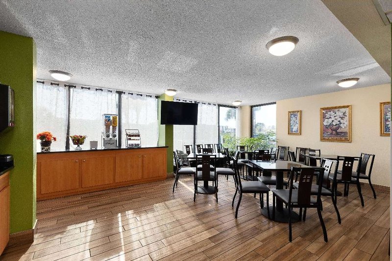 Super 8 by Wyndham Myrtle Beach/Market Common Area 1