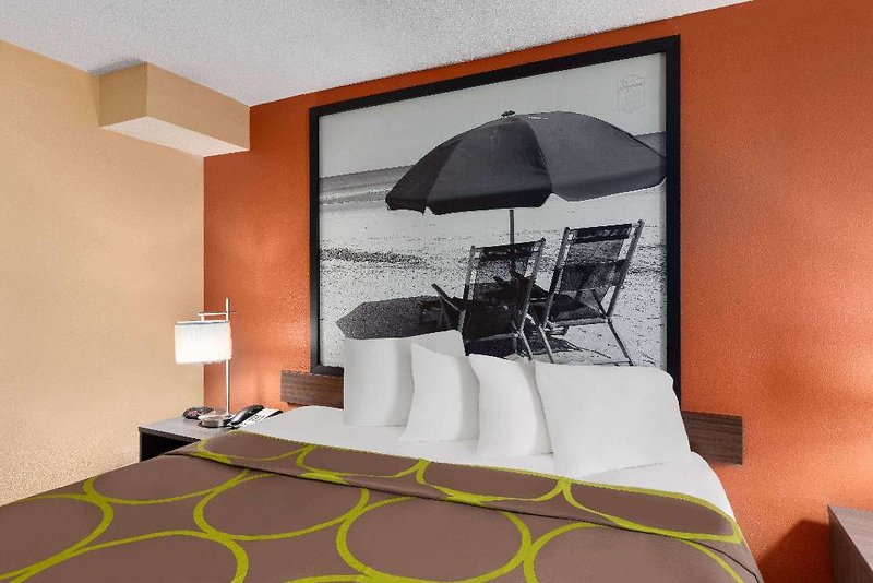 Super 8 by Wyndham Myrtle Beach/Market Common Area 4