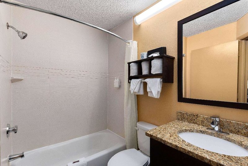 Super 8 by Wyndham Myrtle Beach/Market Common Area 5
