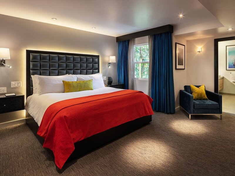 Sunset Marquis 32