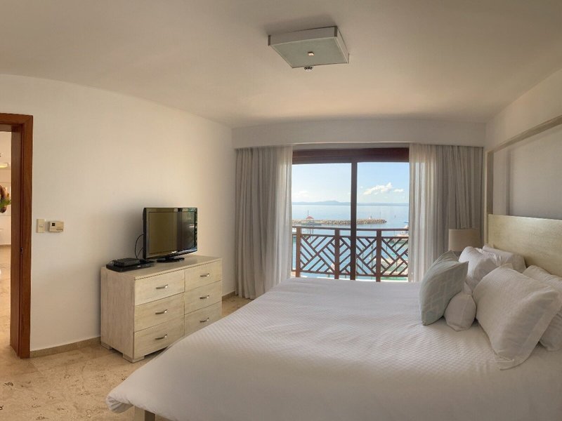 The Bannister Hotel & Yacht Club 35