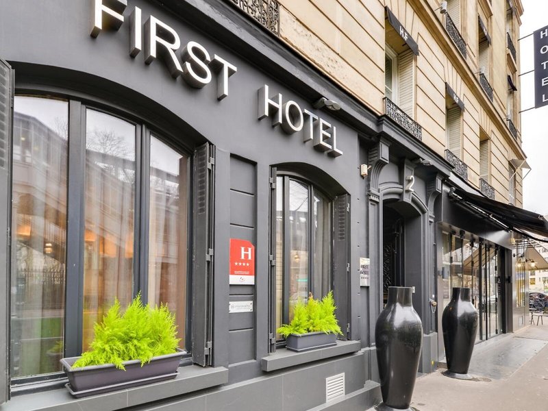First Hotel Tour Eiffel