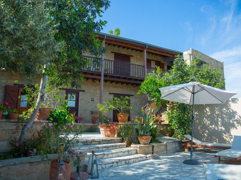 Filokypros Eveleos Country House 2