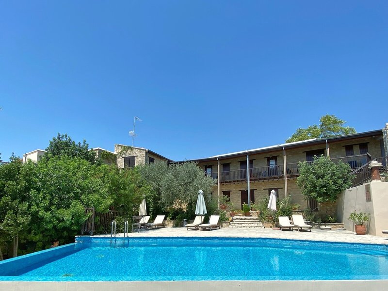 Filokypros Eveleos Country House 13