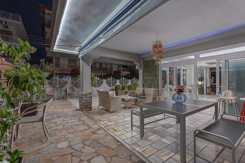 Ouzas Hotel 12