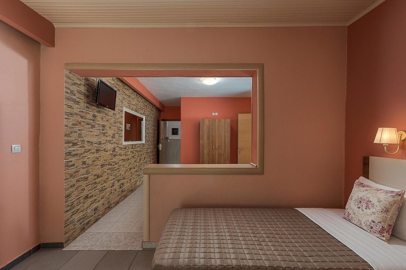 Ouzas Hotel 23