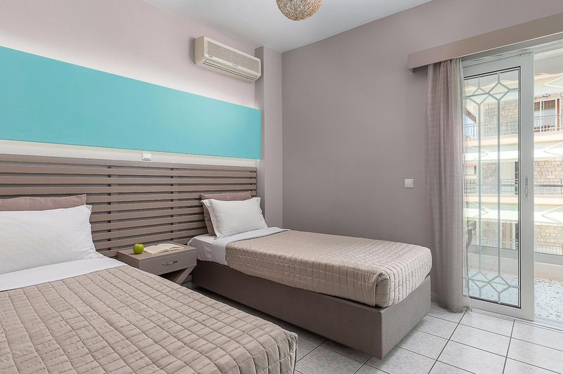 Ouzas Hotel 24
