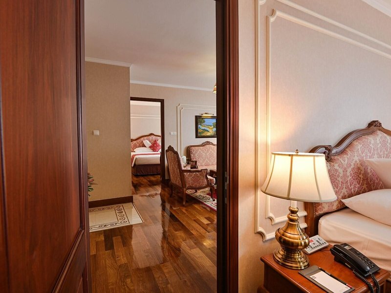 Grand Hotel Saigon 38