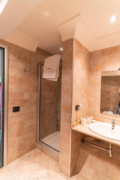 Diamond Hotel 25 - Bathroom Example