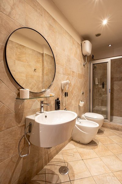Diamond Hotel 28 - Bathroom Example