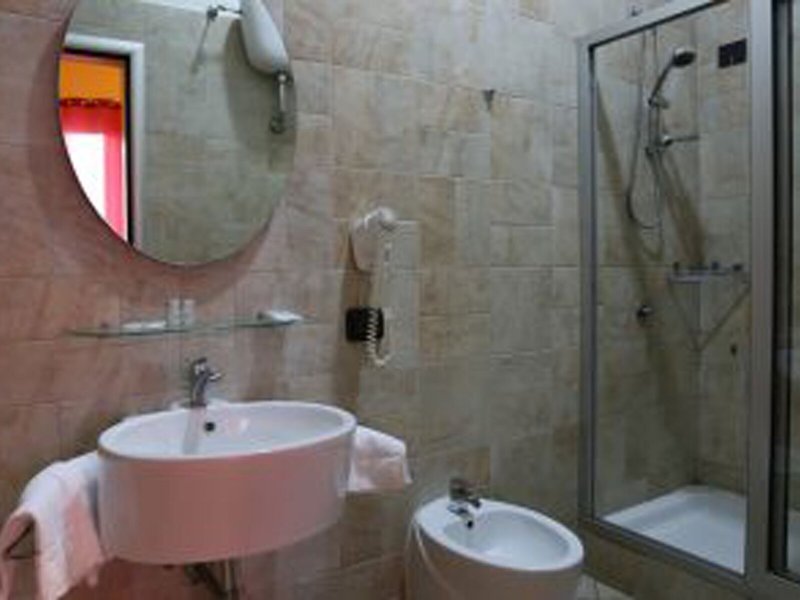 Diamond Hotel 39 - Bathroom Example