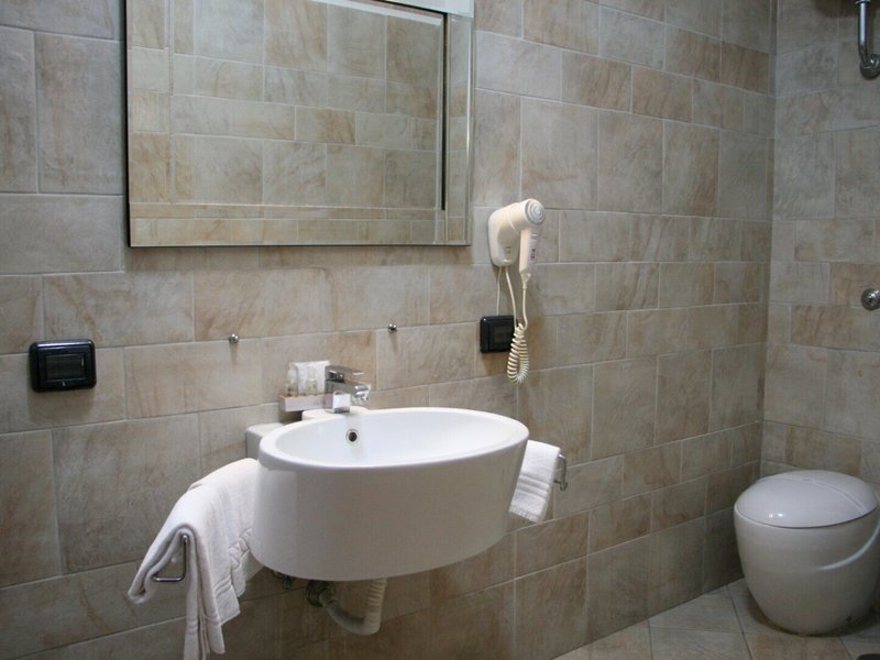 Diamond Hotel 40 - Bathroom Example