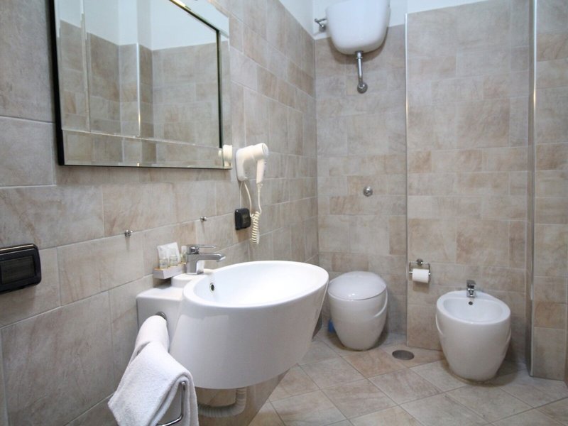 Diamond Hotel 45 - Bathroom Example