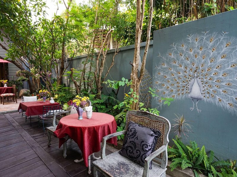 At Pingnakorn Hotel Nimmanhaeminda Road 21