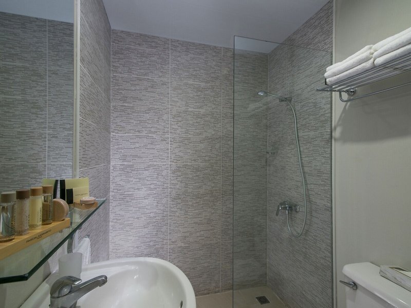Hodelpa Caribe Colonial 43 - Bathroom Example
