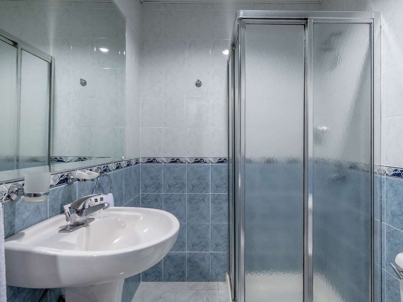 Hodelpa Caribe Colonial 46 - Bathroom Example