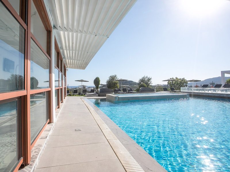 Hillside Studios & Apartments 8