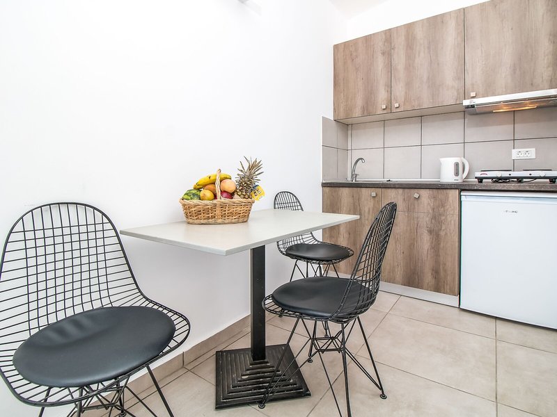 Hillside Studios & Apartments 24