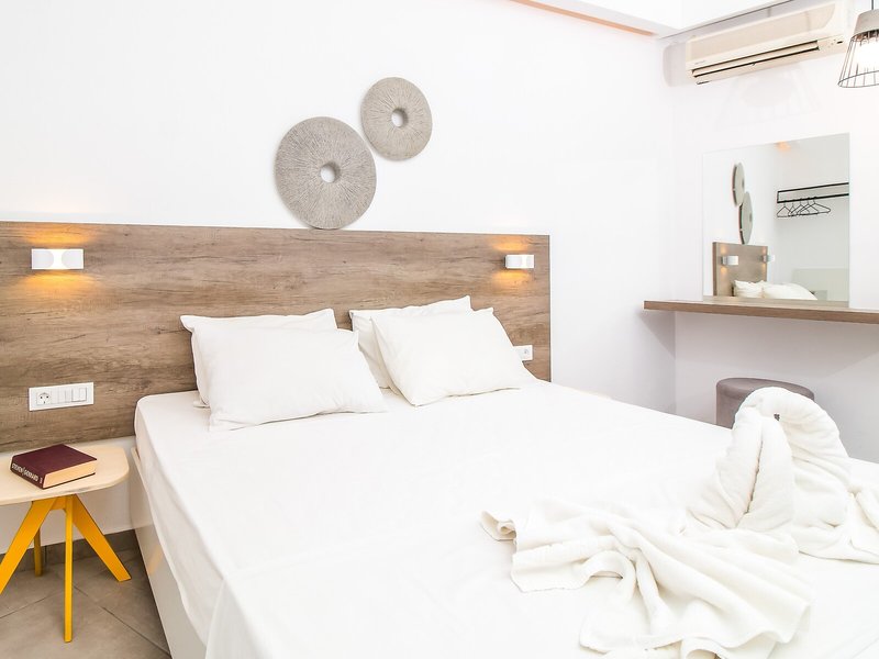 Hillside Studios & Apartments 37