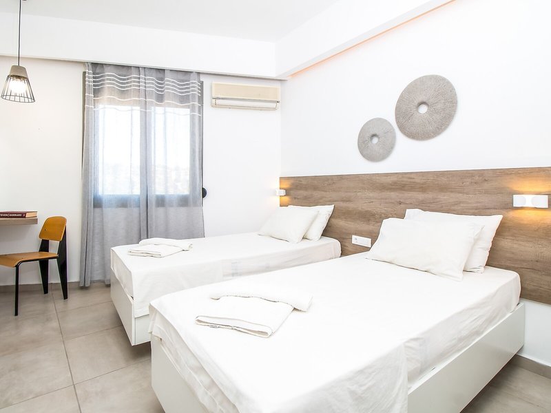 Hillside Studios & Apartments 38